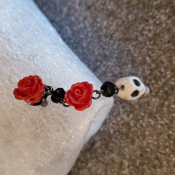 Red rose and skull earrings - Picture 2 of 2